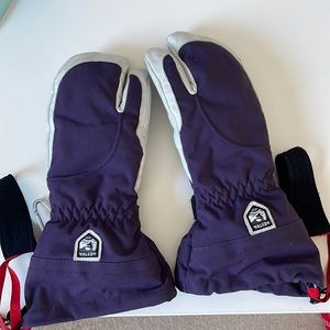 Womens Hestra 3 finger mitten.